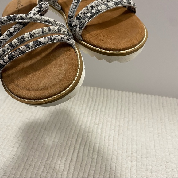 Diba True Cedar Cove Gray‎ Snake Leather Strappy Slide Sandals Size 7.5 Womens - Picture 12 of 13